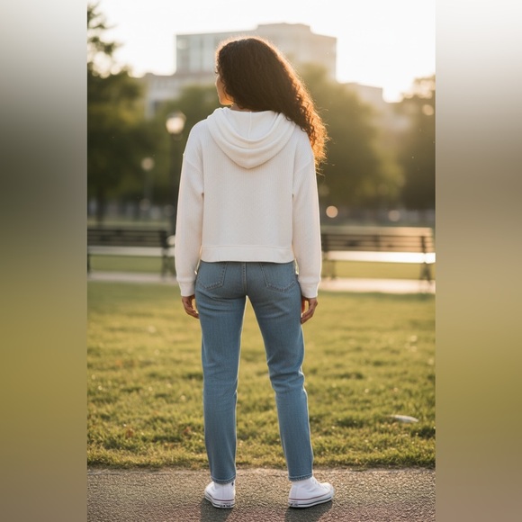 2/$20 • 0289 • Stars Above XS White Hooded Lounge Top - Picture 3 of 5